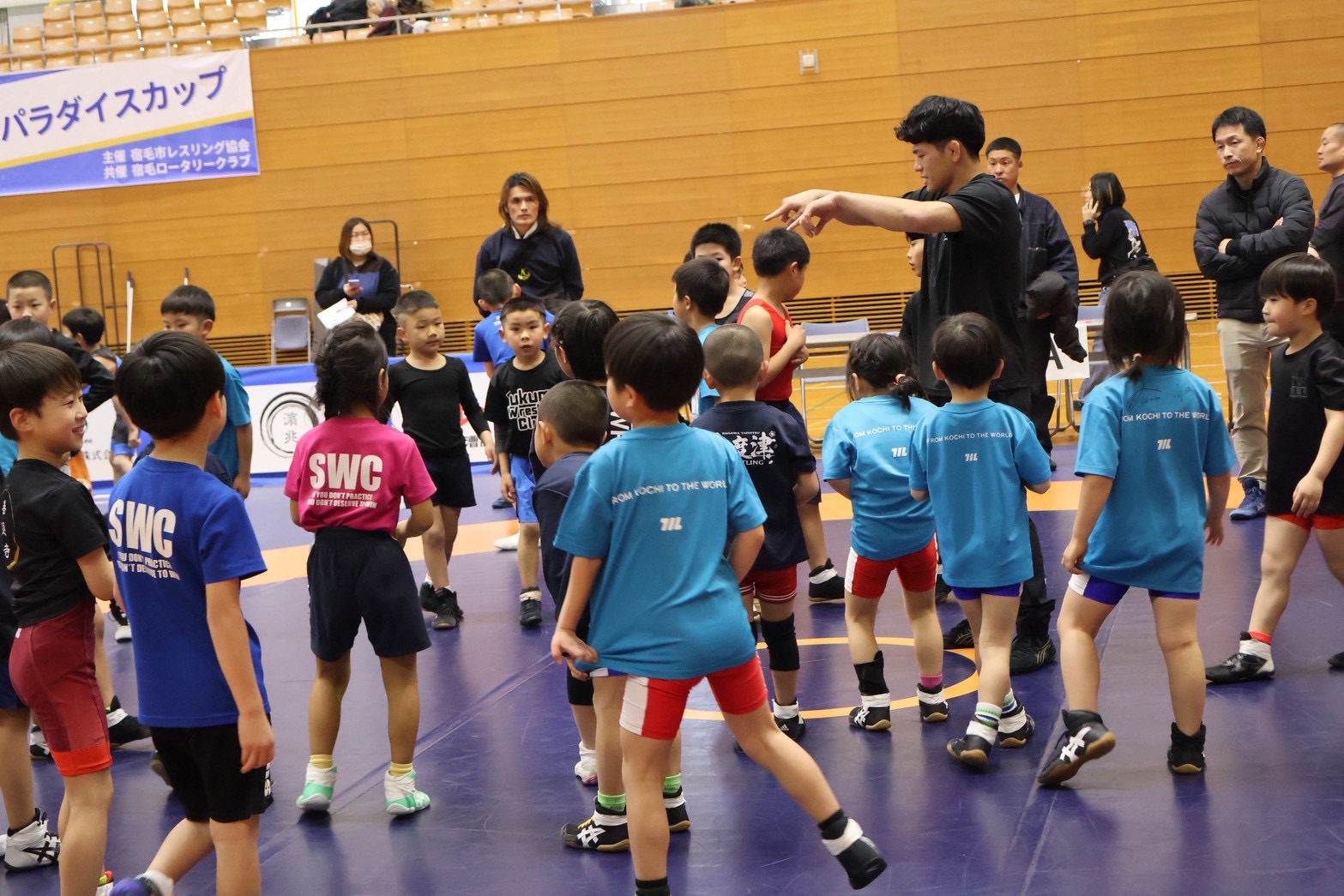 体育館で子どもたちと動きを確認する清岡幸大郎